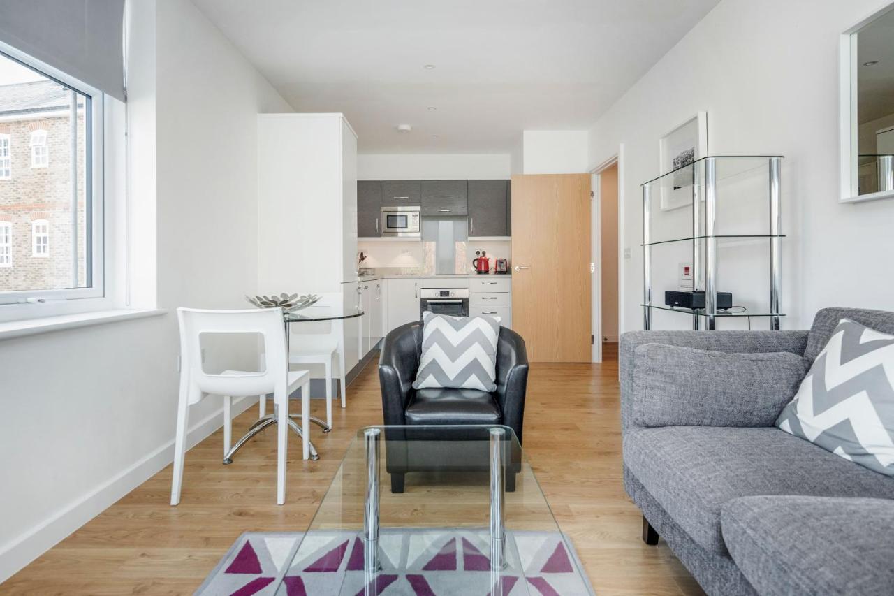 Roomspace Serviced Apartments - Swan House Leatherhead Exterior photo